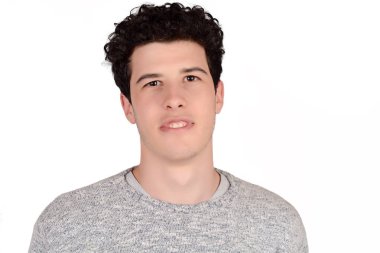 Genç latin adam yakın çekim.