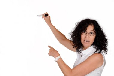 Okul öğretmeni marker ile yazma.