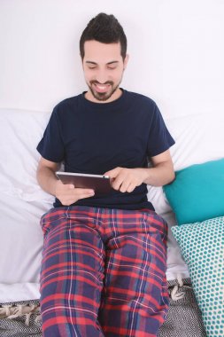 Adam yatakta tablet kullanma.