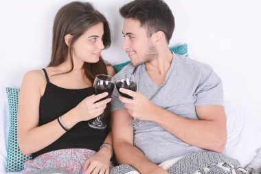 Yatakta kaç içki şarap.