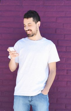 Latin adamın telefonunu yazarak.