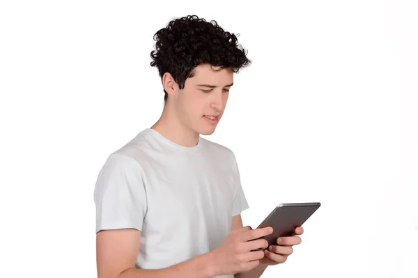Портрет молодого человека с помощью планшета . — стоковое фото