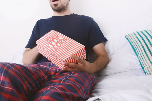 Uomo mangiare popcorn e guardare film . — Foto Stock