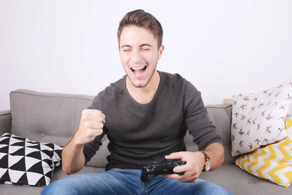 video oyunları oynarken adam.