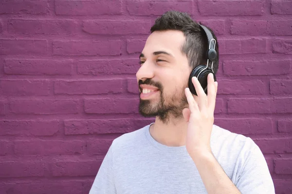 Latince adam kulaklık ile müzik dinleme.