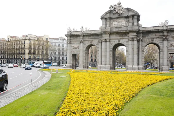 Alcala kapısı (Puerta de Alcala) Madrid, İspanya. — Stok fotoğraf