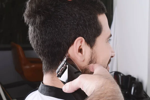 Homem com um corte de cabelo com cortadores de cabelo . — Fotografia de Stock