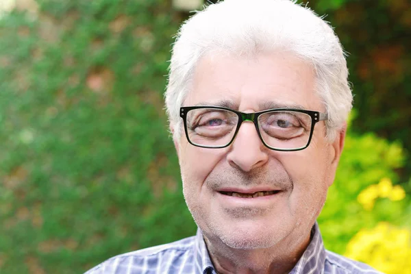 Dışında oturan yaşlı bir adam.