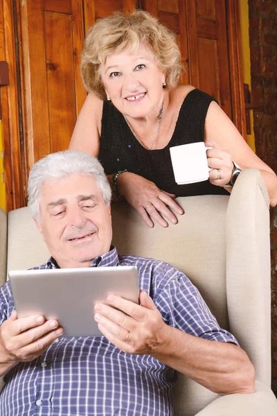 Casal velho usando tablet . — Fotografia de Stock