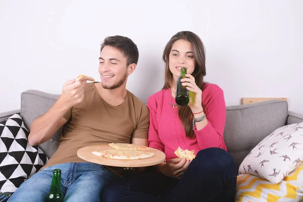 Par äta och titta på tv. — Stockfoto