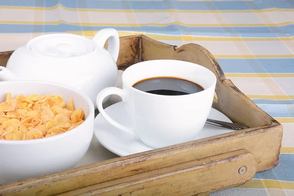 Bandeja de pequeno-almoço com café e cereais . — Fotografia de Stock