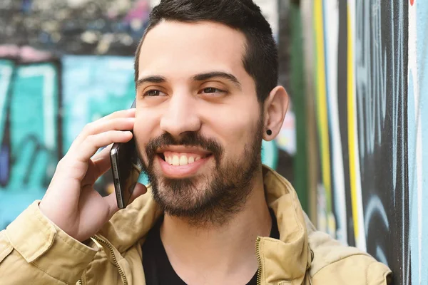 Latince adam telefonda konuşurken