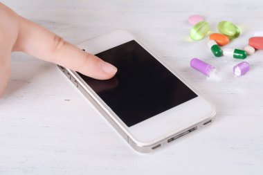 Haplarla Smartphone kullanarak erkek.