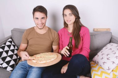 Kaç bira içme ve pizza yemek.