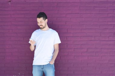 Latin adamın telefonunu yazarak.