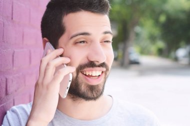 Latince adam telefonda konuşurken