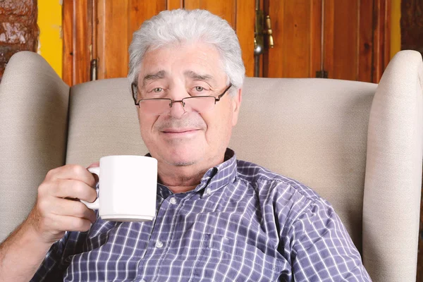 Old man drinking coffee. — Stock Photo, Image