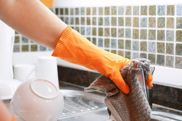 Tangan di sarung tangan karet mencuci piring dengan spon — Stok Foto