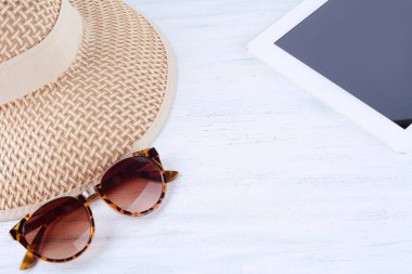 Dijital tablet bir şapka ile güneş gözlüğü. 
