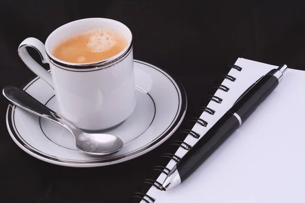 Een kopje koffie met een Kladblok. — Stockfoto