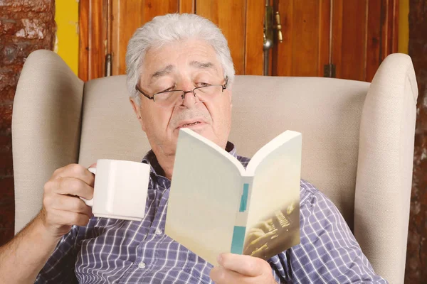 Old man drinking coffee. — Stock Photo, Image