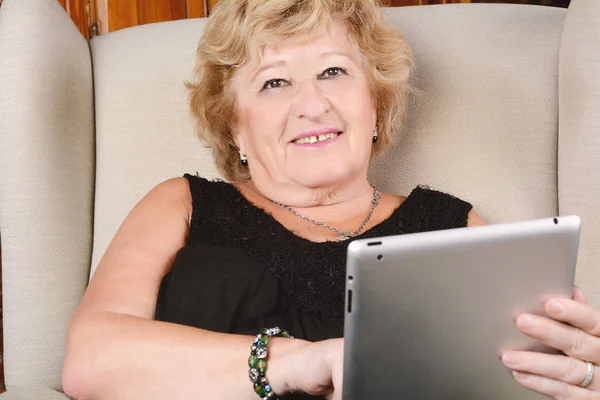 Mulher velha usando tablet . — Fotografia de Stock