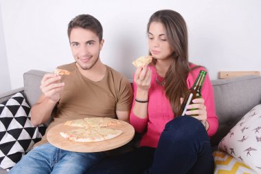 Kaç bira içme ve pizza yemek.