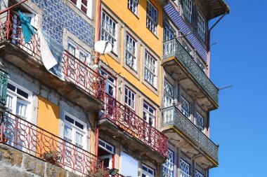 Arka planda gökyüzü açık olan.