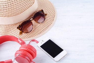 Bir smartphone ve bir şapka ile güneş gözlüğü.