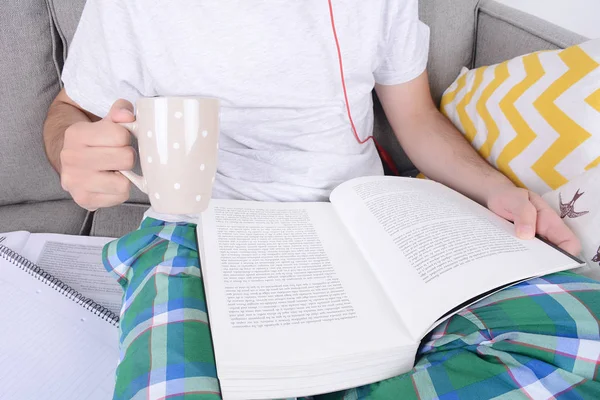 Genç adam çalışıyor..