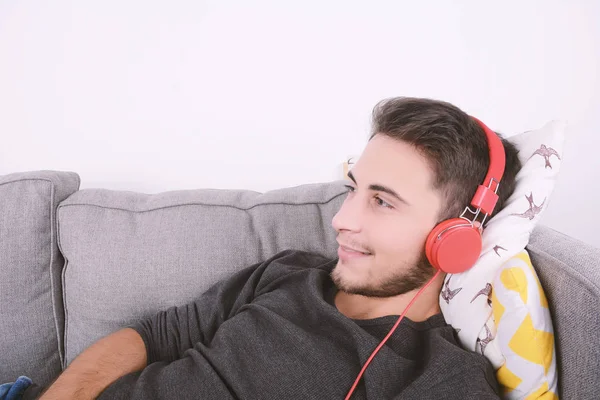 adam kanepede müzik dinleme.