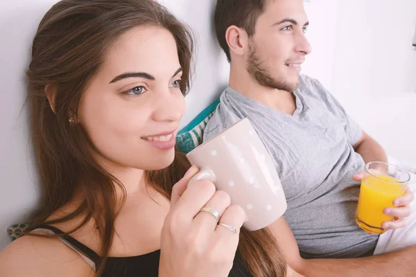 Çift yatakta kahvaltı yapıyor..