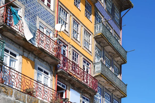 Arka planda gökyüzü açık olan.