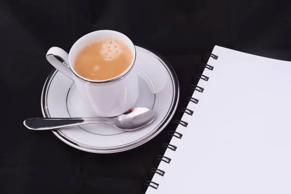 Une tasse de café avec capsule de café et bloc-notes . — Photo