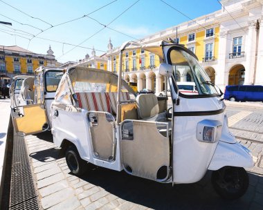 Tuk tuk Portekiz'de Lizbon sokakta.