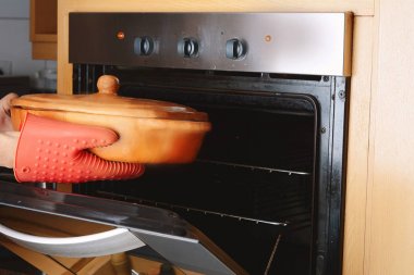 Mutfak eldiven ile fırın dışarı alarak fırında tepsi