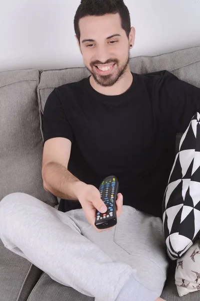 Homme regardant la télévision sur le canapé . — Photo