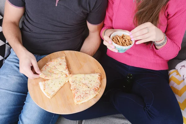 Pár pít pivo a jíst pizzu. — Stock fotografie