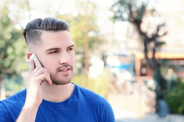 Latin homme parler au téléphone — Photo