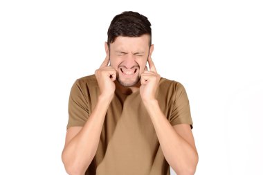 Adam kulaklarını kapatıyor..