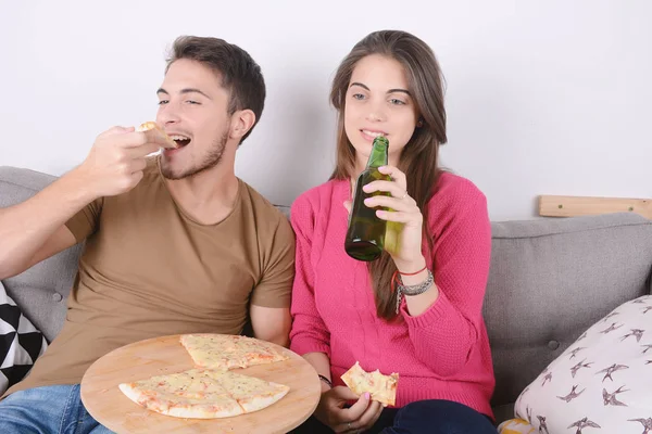 Coppia bere birra e mangiare pizza . — Foto Stock