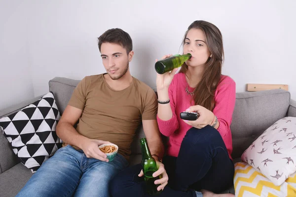 İçki bira çift ve tv seyretmek.