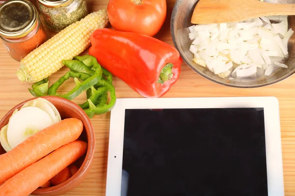 Sebze ve baharat ile dijital tablet.