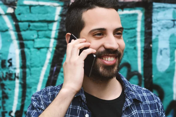 Latince adam telefonda konuşurken