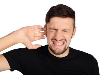 Adam kulaklarını kapatıyor..