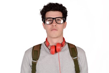 Sırt çantası ve gözlük.