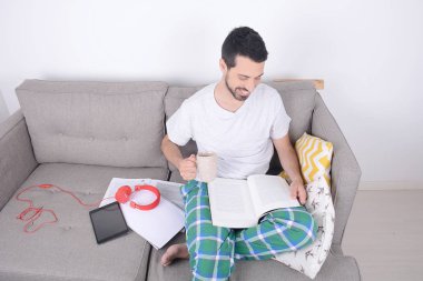 Genç adam çalışıyor..