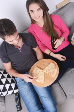 Kaç bira içme ve pizza yemek.