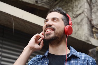 Latince adam kulaklık ile müzik dinleme.