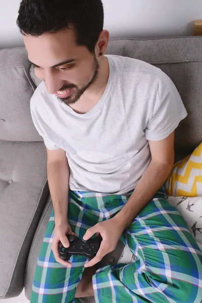 Mann spielt Videospiele. — Stockfoto